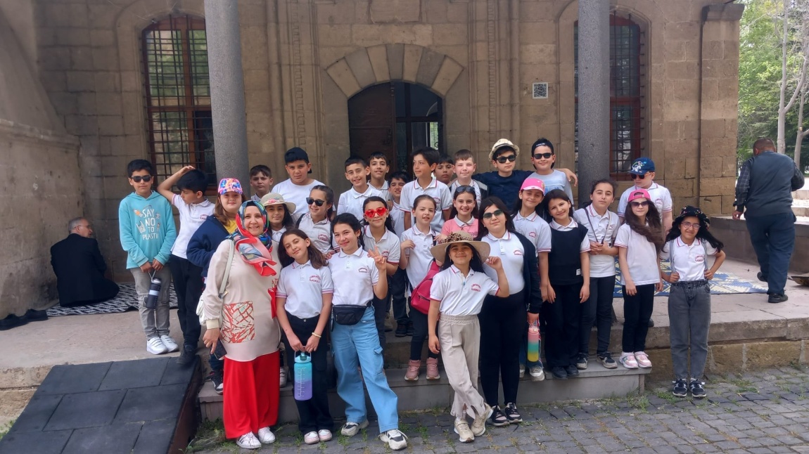 4-A ve 4-C Sınıfları Turizm Haftasında Niğde'nin Tarihi Yerlerini Ziyaret Etti.